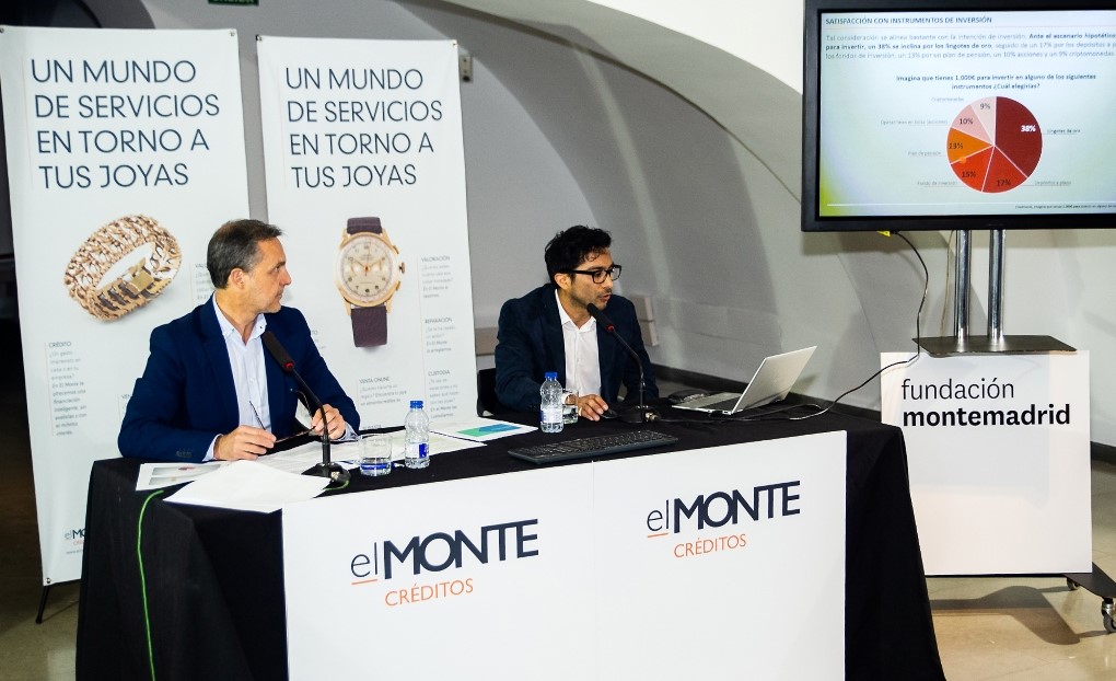 Santiago Gil, director de elMONTE y de MonteOro, ambas entidades de Fundación Montemadrid, y Cristian Olivares, senior researcher de Toluna, empresa de estudios de mercado responsable del estudio, presentando el informe.