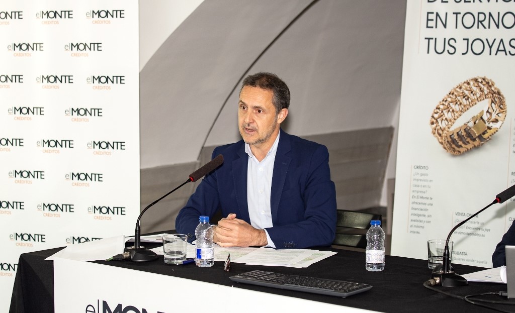 Santiago Gil, director de elMONTE y de MonteOro, ambas entidades de Fundación Montemadrid, presentando el informe